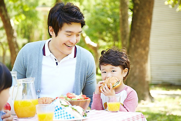 포토 JPG 주간 라이프스타일 그릇 공원 남자 행복 아들 여유 어린이 음식 빵 가족 탁자 샌드위치 미소 웃음 사람 동양인 소년 상반신 성인 야외 두명 앞모습 아웃포커스 컵 30대 부모 소풍 샐러드 한국인 우유 자녀 아빠 오렌지주스 먹기 부자지간 남자만 국내포토 자연요소 식기 공공시설 감정 뷰포인트 가구 관계 모션 유제품 촬영기법 표정 인종 생활 장년 야외활동 과일주스 파일형식