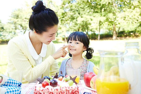 포토 JPG 주간 라이프스타일 그릇 공원 여자 딸 행복 여유 어린이 음식 과일 장난 가족 탁자 모녀 엄마 샌드위치 미소 웃음 사람 동양인 소녀 잔디 상반신 성인 야외 두명 아웃포커스 컵 30대 부모 소풍 파티 케이크 한국인 우유 자녀 생일파티 생일 사과 오렌지주스 생일상 여자만 국내포토 자연요소 식물 식기 공공시설 기념일 감정 가구 관계 디저트 유제품 촬영기법 표정 인종 이벤트 생활 장년 야외활동 과일주스 파일형식