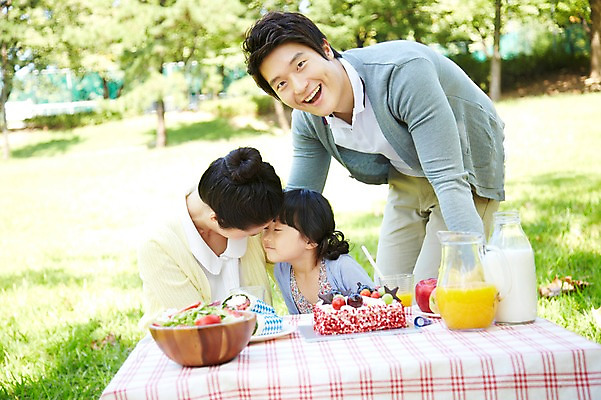 포토 JPG 주간 라이프스타일 그릇 접시 공원 여자 남자 딸 행복 여유 어린이 음식 가족 탁자 엄마 샌드위치 미소 웃음 사람 동양인 소녀 상반신 성인 야외 앞모습 아웃포커스 컵 세명 30대 부모 소풍 파티 케이크 샐러드 한국인 우유 자녀 생일파티 생일 아빠 오렌지주스 생일상 국내포토 자연요소 식기 공공시설 기념일 감정 뷰포인트 가구 관계 디저트 유제품 촬영기법 표정 인종 이벤트 생활 장년 야외활동 과일주스 파일형식