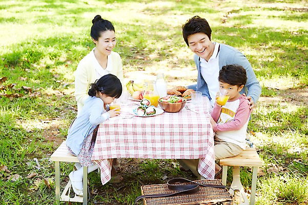 포토 JPG 주간 라이프스타일 그릇 접시 공원 여자 남자 딸 행복 아들 여유 어린이 음식 빵 포크 의자 과일 가족 탁자 엄마 바나나 샌드위치 미소 웃음 사람 앉기 동양인 소녀 소년 잔디 여러명 성인 야외 옆모습 컵 30대 부모 소풍 바구니 샐러드 한국인 우유 마시기 자녀 아빠 사과 오렌지주스 먹기 국내포토 자연요소 식물 식기 공공시설 감정 뷰포인트 가구 다수 관계 모션 유제품 표정 인종 생활 장년 야외활동 과일주스 파일형식