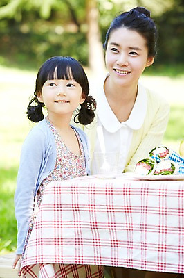 포토 JPG 주간 라이프스타일 접시 응시 공원 여자 딸 행복 여유 어린이 음식 포크 가족 탁자 모녀 엄마 샌드위치 미소 웃음 사람 동양인 소녀 잔디 상반신 성인 야외 두명 앞모습 아웃포커스 컵 30대 부모 소풍 한국인 자녀 여자만 국내포토 자연요소 식물 식기 시선 공공시설 감정 뷰포인트 가구 관계 촬영기법 표정 인종 생활 장년 야외활동 파일형식