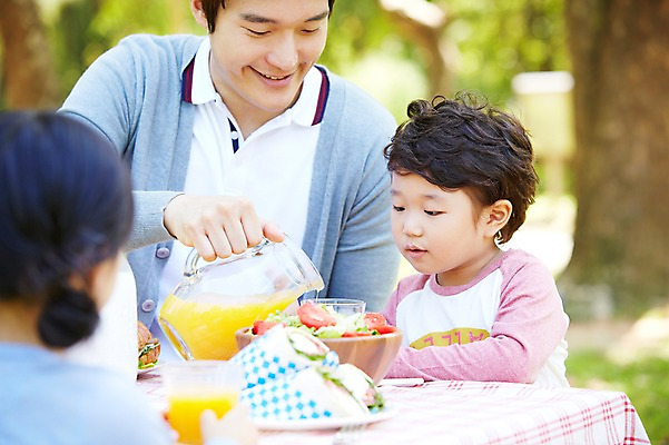 포토 JPG 주간 라이프스타일 그릇 접시 공원 여자 남자 딸 행복 아들 여유 어린이 음식 가족 탁자 샌드위치 미소 웃음 사람 동양인 소녀 소년 상반신 성인 야외 앞모습 뒷모습 아웃포커스 컵 세명 30대 부모 소풍 샐러드 한국인 자녀 아빠 붓기 오렌지주스 국내포토 자연요소 식기 공공시설 감정 뷰포인트 가구 관계 모션 촬영기법 표정 인종 생활 장년 야외활동 과일주스 파일형식