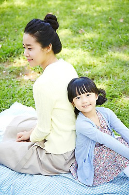 포토 JPG 주간 라이프스타일 공원 여자 딸 행복 여유 어린이 가족 모녀 엄마 휴식 미소 웃음 사람 앉기 동양인 소녀 잔디 성인 야외 두명 옆모습 아웃포커스 30대 부모 소풍 한국인 등맞대기 자녀 돗자리 여자만 국내포토 자연요소 식물 공공시설 감정 뷰포인트 컨셉 관계 모션 촬영기법 표정 인종 생활 장년 야외활동 파일형식