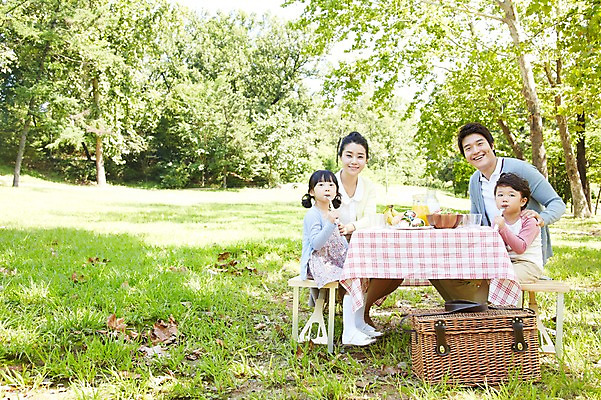 포토 JPG 주간 나무 식물 라이프스타일 그릇 접시 공원 여자 남자 딸 행복 아들 여유 어린이 음식 포크 의자 과일 가족 탁자 엄마 바나나 샌드위치 미소 웃음 사람 앉기 동양인 소녀 소년 잔디 여러명 성인 야외 옆모습 컵 30대 부모 소풍 바구니 샐러드 한국인 우유 자녀 아빠 사과 오렌지주스 국내포토 자연요소 식기 공공시설 감정 뷰포인트 가구 다수 관계 모션 유제품 표정 인종 생활 장년 야외활동 과일주스 파일형식
