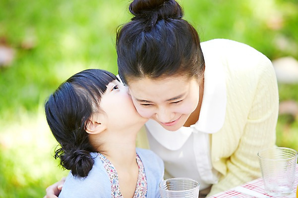 포토 JPG 주간 라이프스타일 공원 여자 딸 행복 여유 어린이 가족 탁자 모녀 엄마 키스 미소 웃음 사람 동양인 소녀 상반신 성인 야외 두명 아웃포커스 컵 30대 부모 소풍 한국인 자녀 여자만 국내포토 자연요소 식기 공공시설 감정 가구 관계 촬영기법 표정 인종 생활 장년 야외활동 애정표현 파일형식