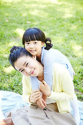 포토 JPG 주간 라이프스타일 공원 여자 딸 행복 여유 어린이 가족 모녀 엄마 휴식 미소 웃음 사람 앉기 동양인 소녀 잔디 성인 야외 두명 앞모습 아웃포커스 30대 부모 소풍 한국인 자녀 돗자리 업기 여자만 국내포토 자연요소 식물 공공시설 감정 뷰포인트 컨셉 관계 모션 촬영기법 표정 인종 생활 장년 야외활동 파일형식