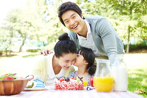 포토 JPG 주간 라이프스타일 그릇 접시 공원 여자 남자 딸 행복 여유 어린이 음식 가족 탁자 엄마 키스 샌드위치 미소 웃음 사람 동양인 소녀 상반신 성인 야외 앞모습 아웃포커스 컵 세명 30대 부모 소풍 파티 케이크 샐러드 한국인 우유 자녀 생일파티 생일 아빠 오렌지주스 생일상 국내포토 자연요소 식기 공공시설 기념일 감정 뷰포인트 가구 관계 디저트 유제품 촬영기법 표정 인종 이벤트 생활 장년 야외활동 과일주스 애정표현 파일형식