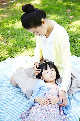 포토 JPG 주간 라이프스타일 공원 여자 딸 행복 여유 어린이 가족 모녀 엄마 휴식 사람 앉기 동양인 소녀 잔디 성인 야외 두명 앞모습 30대 부모 하이앵글 눕기 소풍 한국인 자녀 잠 돗자리 낮잠 여자만 국내포토 자연요소 식물 공공시설 감정 뷰포인트 컨셉 관계 모션 인종 생활 장년 야외활동 파일형식