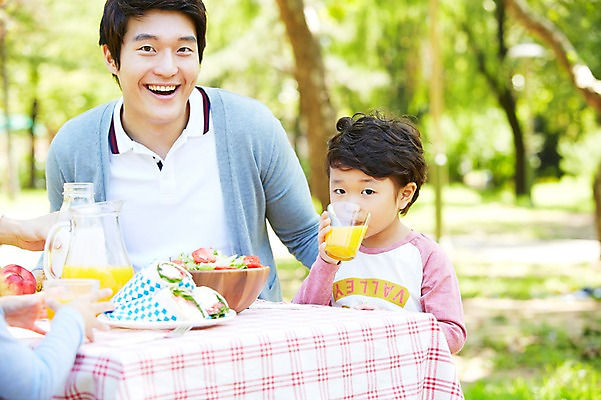 포토 JPG 주간 라이프스타일 그릇 공원 남자 행복 아들 여유 어린이 음식 가족 탁자 샌드위치 미소 웃음 사람 동양인 소년 상반신 성인 야외 두명 앞모습 아웃포커스 컵 30대 부모 소풍 샐러드 한국인 우유 마시기 자녀 아빠 사과 오렌지주스 먹기 부자지간 남자만 국내포토 자연요소 식기 공공시설 감정 뷰포인트 가구 과일 관계 모션 유제품 촬영기법 표정 인종 생활 장년 야외활동 과일주스 파일형식
