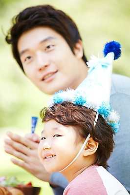 포토 JPG 주간 라이프스타일 응시 공원 남자 행복 아들 여유 어린이 가족 폭죽 미소 웃음 사람 앉기 동양인 소년 상반신 성인 야외 두명 아웃포커스 30대 부모 소풍 파티 고깔모자 한국인 자녀 생일파티 생일 아빠 부자지간 남자만 국내포토 자연요소 모자_잡화 시선 공공시설 기념일 감정 관계 모션 촬영기법 표정 인종 이벤트 생활 장년 야외활동 파일형식