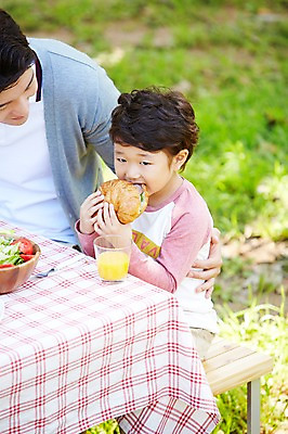 포토 JPG 주간 라이프스타일 공원 남자 행복 아들 여유 어린이 음식 빵 포크 가족 탁자 들기 사람 앉기 동양인 소년 잔디 성인 야외 두명 아웃포커스 컵 30대 부모 소풍 샐러드 한국인 자녀 아빠 오렌지주스 부자지간 남자만 국내포토 자연요소 식물 식기 공공시설 감정 가구 관계 모션 촬영기법 인종 생활 장년 야외활동 과일주스 파일형식