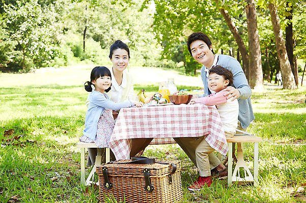 포토 JPG 주간 라이프스타일 그릇 접시 공원 여자 남자 딸 행복 아들 여유 어린이 음식 포크 의자 과일 가족 탁자 엄마 바나나 샌드위치 미소 웃음 사람 앉기 동양인 소녀 소년 잔디 여러명 성인 야외 옆모습 아웃포커스 컵 30대 부모 소풍 바구니 샐러드 한국인 우유 자녀 아빠 사과 오렌지주스 국내포토 자연요소 식물 식기 공공시설 감정 뷰포인트 가구 다수 관계 모션 유제품 촬영기법 표정 인종 생활 장년 야외활동 과일주스 파일형식