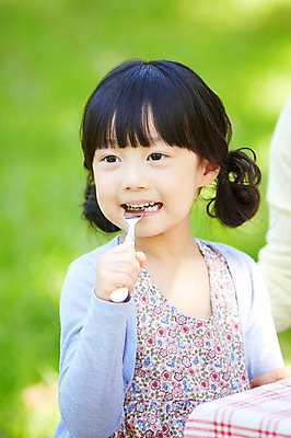 포토 JPG 주간 라이프스타일 응시 공원 여자 행복 여유 어린이 포크 탁자 한명 미소 웃음 사람 동양인 소녀 상반신 야외 앞모습 아웃포커스 소풍 한국인 물기 여자만 여자한명만 어린이만 소녀한명만 국내포토 자연요소 1 식기 시선 공공시설 감정 뷰포인트 가구 모션 촬영기법 표정 인종 생활 야외활동 소녀만 파일형식