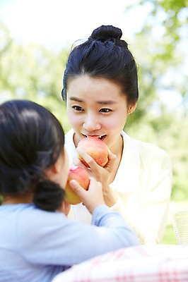 포토 JPG 주간 라이프스타일 공원 여자 딸 행복 여유 어린이 음식 과일 가족 탁자 모녀 엄마 미소 웃음 사람 동양인 소녀 상반신 성인 야외 두명 앞모습 옆모습 아웃포커스 30대 부모 소풍 마주보기 한국인 자녀 사과 먹기 여자만 국내포토 자연요소 공공시설 감정 뷰포인트 가구 관계 모션 촬영기법 표정 인종 생활 장년 야외활동 파일형식