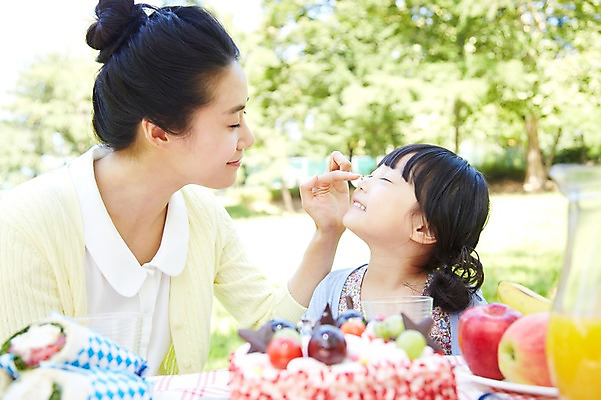 포토 JPG 주간 라이프스타일 그릇 공원 여자 딸 행복 여유 어린이 음식 과일 장난 가족 탁자 모녀 엄마 샌드위치 미소 웃음 사람 동양인 소녀 상반신 성인 야외 두명 아웃포커스 컵 30대 부모 소풍 파티 마주보기 케이크 한국인 자녀 생일파티 생일 사과 오렌지주스 생일상 여자만 국내포토 자연요소 식기 공공시설 기념일 감정 가구 관계 모션 디저트 촬영기법 표정 인종 이벤트 생활 장년 야외활동 과일주스 파일형식