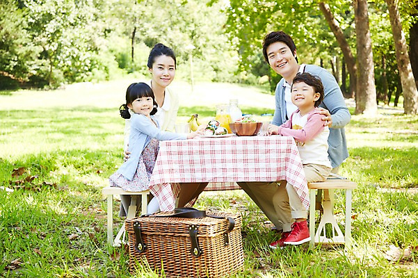 포토 JPG 주간 라이프스타일 그릇 접시 공원 여자 남자 딸 행복 아들 여유 어린이 음식 포크 의자 과일 가족 탁자 엄마 바나나 샌드위치 미소 웃음 사람 앉기 동양인 소녀 소년 잔디 여러명 성인 야외 옆모습 아웃포커스 컵 30대 부모 소풍 바구니 샐러드 한국인 우유 자녀 아빠 오렌지주스 국내포토 자연요소 식물 식기 공공시설 감정 뷰포인트 가구 다수 관계 모션 유제품 촬영기법 표정 인종 생활 장년 야외활동 과일주스 파일형식