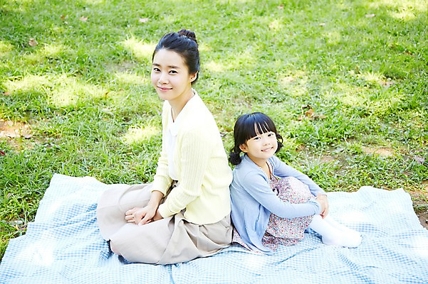 포토 JPG 주간 전신 라이프스타일 공원 여자 딸 행복 여유 어린이 가족 모녀 엄마 휴식 미소 웃음 사람 앉기 동양인 소녀 잔디 성인 야외 두명 옆모습 30대 부모 소풍 한국인 등맞대기 자녀 돗자리 여자만 국내포토 자연요소 식물 공공시설 감정 뷰포인트 컨셉 관계 모션 표정 인종 생활 장년 야외활동 파일형식