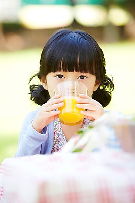 포토 JPG 주간 라이프스타일 공원 여자 행복 여유 어린이 탁자 한명 사람 동양인 소녀 상반신 야외 앞모습 아웃포커스 소풍 한국인 마시기 오렌지주스 먹기 여자만 여자한명만 어린이만 소녀한명만 국내포토 자연요소 1 공공시설 감정 뷰포인트 가구 모션 촬영기법 인종 생활 야외활동 과일주스 소녀만 파일형식