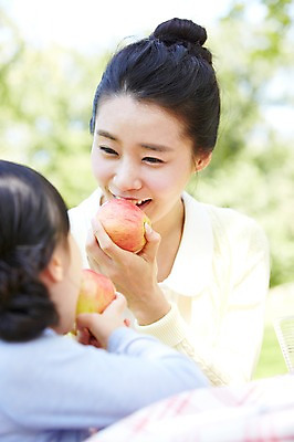 포토 JPG 주간 라이프스타일 공원 여자 딸 행복 여유 어린이 음식 과일 가족 탁자 모녀 엄마 미소 웃음 사람 동양인 소녀 상반신 성인 야외 두명 앞모습 옆모습 아웃포커스 30대 부모 소풍 마주보기 한국인 자녀 사과 먹기 여자만 국내포토 자연요소 공공시설 감정 뷰포인트 가구 관계 모션 촬영기법 표정 인종 생활 장년 야외활동 파일형식