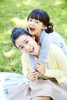 포토 JPG 주간 라이프스타일 공원 여자 딸 행복 여유 어린이 가족 모녀 엄마 휴식 미소 웃음 사람 앉기 동양인 소녀 잔디 성인 야외 두명 앞모습 아웃포커스 30대 부모 소풍 한국인 자녀 돗자리 업기 여자만 국내포토 자연요소 식물 공공시설 감정 뷰포인트 컨셉 관계 모션 촬영기법 표정 인종 생활 장년 야외활동 파일형식