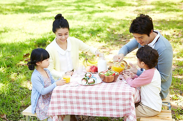 포토 JPG 주간 라이프스타일 그릇 접시 공원 여자 남자 딸 행복 아들 여유 어린이 음식 빵 포크 의자 과일 가족 탁자 엄마 바나나 샌드위치 미소 웃음 사람 앉기 동양인 소녀 소년 잔디 여러명 성인 야외 옆모습 아웃포커스 컵 30대 부모 소풍 샐러드 한국인 우유 자녀 아빠 붓기 사과 오렌지주스 국내포토 자연요소 식물 식기 공공시설 감정 뷰포인트 가구 다수 관계 모션 유제품 촬영기법 표정 인종 생활 장년 야외활동 과일주스 파일형식