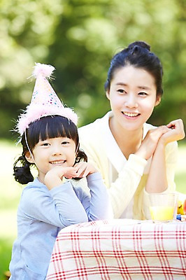 포토 JPG 주간 라이프스타일 공원 여자 딸 행복 여유 어린이 가족 탁자 모녀 엄마 미소 웃음 사람 동양인 소녀 상반신 성인 야외 두명 앞모습 아웃포커스 컵 30대 부모 소풍 파티 고깔모자 한국인 자녀 생일파티 생일 오렌지주스 여자만 국내포토 자연요소 모자_잡화 식기 공공시설 기념일 감정 뷰포인트 가구 관계 촬영기법 표정 인종 이벤트 생활 장년 야외활동 과일주스 파일형식
