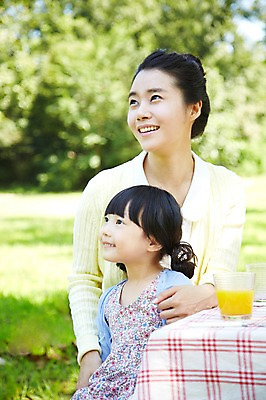 포토 JPG 주간 라이프스타일 응시 공원 여자 딸 행복 여유 어린이 가족 탁자 모녀 엄마 미소 웃음 사람 동양인 소녀 잔디 상반신 성인 야외 두명 옆모습 아웃포커스 컵 30대 부모 소풍 한국인 자녀 오렌지주스 여자만 국내포토 자연요소 식물 식기 시선 공공시설 감정 뷰포인트 가구 관계 촬영기법 표정 인종 생활 장년 야외활동 과일주스 파일형식