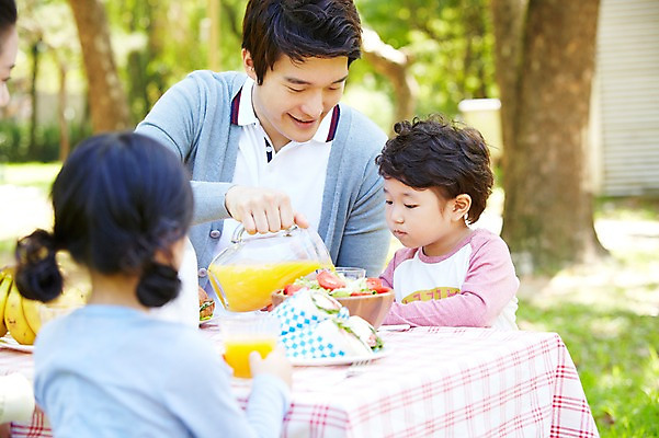 포토 JPG 주간 라이프스타일 그릇 공원 여자 남자 딸 행복 아들 여유 어린이 음식 가족 탁자 바나나 샌드위치 미소 웃음 사람 동양인 소녀 소년 상반신 성인 야외 앞모습 뒷모습 아웃포커스 컵 세명 30대 부모 소풍 샐러드 한국인 우유 자녀 아빠 붓기 오렌지주스 국내포토 자연요소 식기 공공시설 감정 뷰포인트 가구 과일 관계 모션 유제품 촬영기법 표정 인종 생활 장년 야외활동 과일주스 파일형식