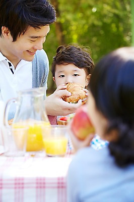 포토 JPG 주간 라이프스타일 공원 여자 남자 딸 행복 아들 여유 어린이 음식 빵 과일 가족 탁자 미소 웃음 사람 동양인 소년 상반신 성인 야외 앞모습 뒷모습 아웃포커스 컵 세명 30대 부모 소풍 한국인 자녀 아빠 사과 오렌지주스 먹기 국내포토 자연요소 식기 공공시설 감정 뷰포인트 가구 관계 모션 촬영기법 표정 인종 생활 장년 야외활동 과일주스 파일형식