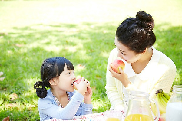 포토 JPG 주간 라이프스타일 공원 여자 딸 행복 여유 어린이 음식 과일 가족 탁자 모녀 엄마 바나나 사람 동양인 소녀 잔디 상반신 성인 야외 두명 아웃포커스 컵 30대 부모 소풍 마주보기 한국인 우유 자녀 사과 오렌지주스 먹기 여자만 국내포토 자연요소 식물 식기 공공시설 감정 가구 관계 모션 유제품 촬영기법 인종 생활 장년 야외활동 과일주스 파일형식