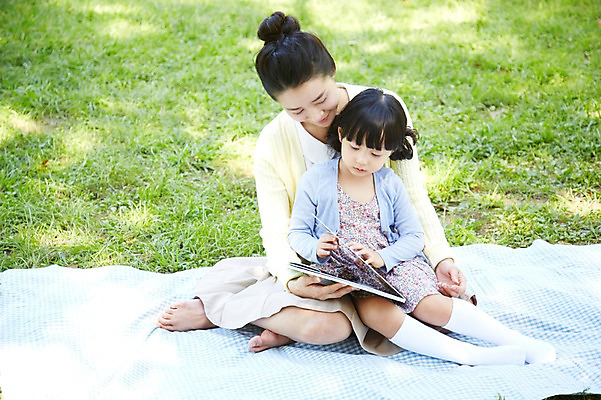 포토 JPG 주간 전신 라이프스타일 응시 공원 여자 딸 행복 여유 어린이 가족 모녀 엄마 사람 앉기 동양인 소녀 잔디 성인 야외 두명 앞모습 책 30대 부모 독서 소풍 한국인 자녀 그늘 돗자리 동화책 여자만 국내포토 자연요소 식물 시선 공공시설 감정 뷰포인트 관계 모션 인종 생활 장년 야외활동 파일형식