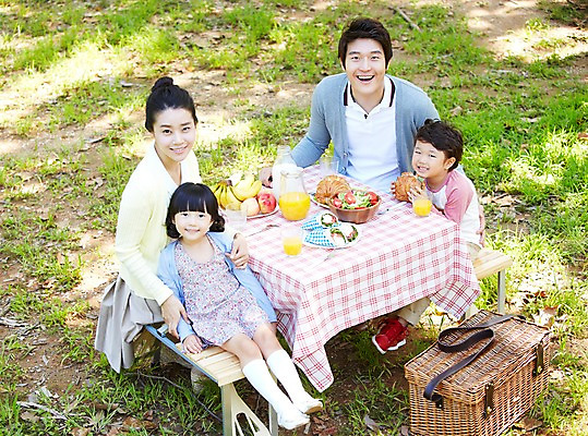 포토 JPG 주간 전신 라이프스타일 그릇 접시 공원 여자 남자 딸 행복 아들 여유 어린이 음식 빵 포크 의자 과일 가족 탁자 엄마 바나나 샌드위치 미소 웃음 사람 앉기 동양인 소녀 소년 잔디 여러명 성인 야외 앞모습 컵 30대 부모 소풍 바구니 샐러드 한국인 우유 자녀 아빠 사과 오렌지주스 국내포토 자연요소 식물 식기 공공시설 감정 뷰포인트 가구 다수 관계 모션 유제품 표정 인종 생활 장년 야외활동 과일주스 파일형식