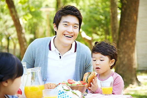 포토 JPG 주간 라이프스타일 그릇 공원 여자 남자 딸 행복 아들 여유 어린이 음식 가족 탁자 샌드위치 미소 웃음 사람 동양인 소녀 소년 상반신 성인 야외 앞모습 아웃포커스 컵 세명 30대 부모 소풍 샐러드 한국인 우유 자녀 아빠 오렌지주스 국내포토 자연요소 식기 공공시설 감정 뷰포인트 가구 관계 유제품 촬영기법 표정 인종 생활 장년 야외활동 과일주스 파일형식