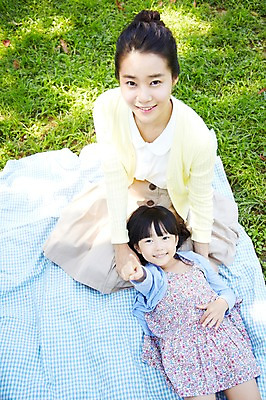 포토 JPG 주간 라이프스타일 공원 여자 딸 행복 여유 어린이 가족 모녀 엄마 휴식 미소 웃음 사람 앉기 동양인 소녀 잔디 성인 야외 두명 앞모습 30대 부모 하이앵글 눕기 소풍 한국인 자녀 가리킴 돗자리 여자만 국내포토 자연요소 식물 공공시설 감정 뷰포인트 컨셉 관계 모션 표정 인종 손짓 생활 장년 야외활동 파일형식