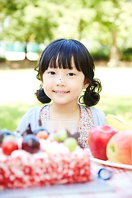 포토 JPG 주간 라이프스타일 그릇 공원 여자 행복 여유 어린이 음식 과일 탁자 바나나 한명 미소 웃음 사람 동양인 소녀 상반신 야외 앞모습 아웃포커스 컵 소풍 파티 케이크 한국인 생일파티 생일 사과 생일상 여자만 여자한명만 어린이만 소녀한명만 국내포토 자연요소 1 식기 공공시설 기념일 감정 뷰포인트 가구 디저트 촬영기법 표정 인종 이벤트 생활 야외활동 소녀만 파일형식