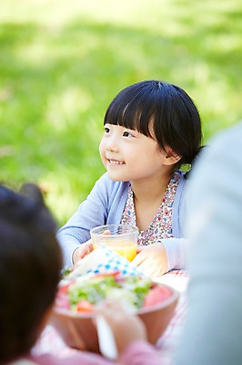포토 JPG 주간 라이프스타일 그릇 응시 공원 여자 행복 여유 어린이 음식 가족 탁자 미소 웃음 사람 동양인 소녀 잔디 상반신 성인 야외 앞모습 아웃포커스 컵 세명 소풍 샐러드 한국인 오렌지주스 여자만 국내포토 자연요소 식물 식기 시선 공공시설 감정 뷰포인트 가구 관계 촬영기법 표정 인종 생활 야외활동 과일주스 파일형식