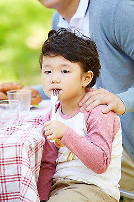 포토 JPG 주간 라이프스타일 응시 공원 남자 행복 아들 여유 어린이 음식 빵 포크 가족 탁자 들기 사람 앉기 동양인 소년 성인 야외 두명 옆모습 아웃포커스 컵 30대 부모 소풍 한국인 자녀 아빠 부자지간 남자만 국내포토 자연요소 식기 시선 공공시설 감정 뷰포인트 가구 관계 모션 촬영기법 인종 생활 장년 야외활동 파일형식