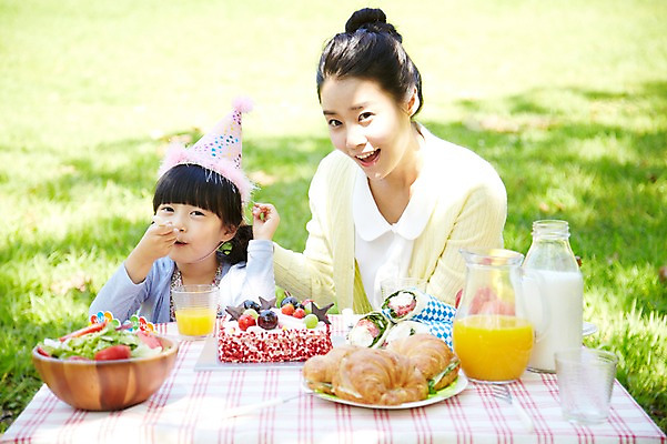 포토 JPG 주간 라이프스타일 그릇 접시 공원 여자 딸 행복 여유 어린이 음식 빵 포크 가족 탁자 모녀 엄마 샌드위치 미소 웃음 사람 동양인 소녀 잔디 상반신 성인 야외 두명 앞모습 아웃포커스 컵 30대 부모 소풍 파티 케이크 고깔모자 샐러드 한국인 우유 자녀 생일파티 생일 오렌지주스 먹기 생일상 여자만 국내포토 자연요소 식물 모자_잡화 식기 공공시설 기념일 감정 뷰포인트 가구 관계 모션 디저트 유제품 촬영기법 표정 인종 이벤트 생활 장년 야외활동 과일주스 파일형식