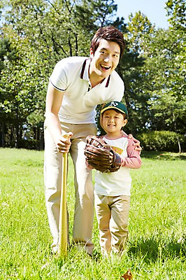 포토 JPG 주간 전신 나무 식물 모자 라이프스타일 공원 남자 행복 아들 여유 어린이 가족 놀이 서기 미소 웃음 사람 동양인 소년 잔디 성인 야외 두명 앞모습 30대 부모 소풍 야구 한국인 야구방망이 글러브 자녀 야구글러브 아빠 즐거움 상쾌 부자지간 남자만 국내포토 자연요소 잡화 공공시설 감정 스포츠용품 뷰포인트 장갑 관계 모션 표정 인종 생활 장년 야외활동 구기 야구용품 파일형식