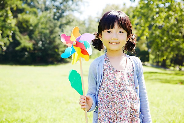 포토 JPG 주간 나무 식물 라이프스타일 공원 여자 행복 여유 어린이 놀이 한명 미소 웃음 들기 사람 동양인 소녀 잔디 상반신 야외 앞모습 아웃포커스 장난감 소풍 한국인 바람개비 즐거움 상쾌 여자만 여자한명만 어린이만 소녀한명만 국내포토 자연요소 1 공공시설 감정 뷰포인트 모션 촬영기법 표정 인종 생활 야외활동 소녀만 파일형식