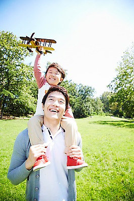 포토 JPG 주간 나무 식물 라이프스타일 공원 남자 행복 아들 여유 어린이 가족 놀이 하늘 비행기 미소 웃음 들기 사람 동양인 소년 잔디 성인 야외 두명 앞모습 30대 부모 장난감 소풍 한국인 자녀 목말 아빠 즐거움 상쾌 비행기놀이 부자지간 남자만 국내포토 자연요소 공공시설 감정 뷰포인트 관계 항공교통 모션 대중교통 표정 인종 생활 장년 야외활동 파일형식