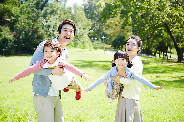 포토 JPG 주간 나무 식물 라이프스타일 공원 여자 남자 딸 행복 아들 여유 어린이 장난 가족 안기 놀이 엄마 서기 미소 웃음 사람 동양인 소녀 소년 잔디 여러명 성인 야외 앞모습 아웃포커스 30대 부모 소풍 한국인 자녀 아빠 상쾌 비행기놀이 국내포토 자연요소 공공시설 감정 뷰포인트 다수 관계 모션 촬영기법 표정 인종 생활 장년 야외활동 파일형식