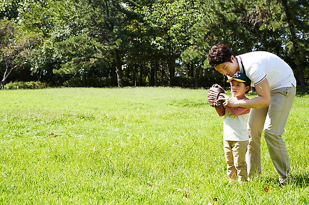 포토 JPG 주간 전신 나무 식물 모자 라이프스타일 공원 남자 행복 아들 여유 어린이 가족 놀이 서기 들기 사람 동양인 소년 잔디 성인 야외 두명 옆모습 30대 부모 소풍 야구 한국인 글러브 자녀 야구글러브 아빠 즐거움 상쾌 부자지간 남자만 국내포토 자연요소 잡화 공공시설 감정 스포츠용품 뷰포인트 장갑 관계 모션 인종 생활 장년 야외활동 구기 파일형식
