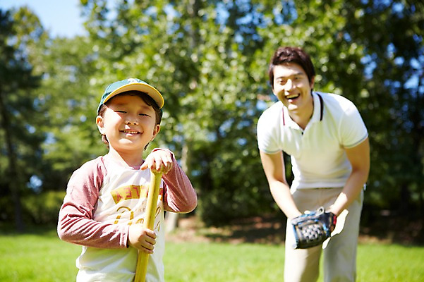 포토 JPG 주간 나무 식물 모자 라이프스타일 공원 남자 행복 아들 여유 어린이 가족 놀이 서기 미소 웃음 들기 사람 동양인 소년 상반신 성인 야외 두명 앞모습 아웃포커스 30대 부모 소풍 야구 한국인 야구방망이 글러브 자녀 야구글러브 아빠 즐거움 상쾌 부자지간 남자만 국내포토 자연요소 잡화 공공시설 감정 스포츠용품 뷰포인트 장갑 관계 모션 촬영기법 표정 인종 생활 장년 야외활동 구기 야구용품 파일형식