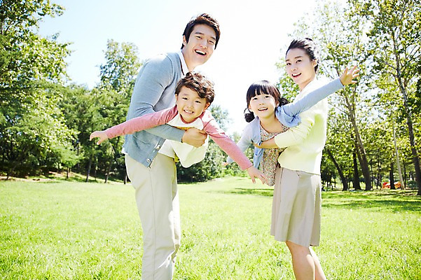 포토 JPG 주간 나무 식물 라이프스타일 공원 여자 남자 딸 행복 아들 여유 어린이 장난 가족 안기 놀이 엄마 서기 미소 웃음 사람 동양인 소녀 소년 잔디 여러명 성인 야외 앞모습 30대 부모 소풍 한국인 자녀 아빠 상쾌 비행기놀이 국내포토 자연요소 공공시설 감정 뷰포인트 다수 관계 모션 표정 인종 생활 장년 야외활동 파일형식