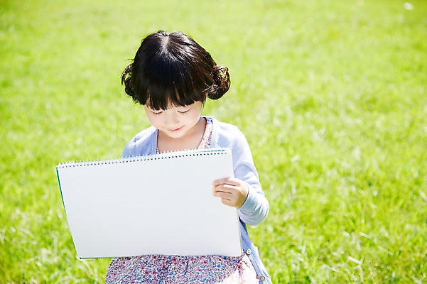 포토 JPG 주간 라이프스타일 공원 여자 행복 여유 어린이 놀이 한명 사람 동양인 소녀 잔디 상반신 야외 앞모습 아웃포커스 소풍 한국인 그리기 스케치북 즐거움 상쾌 그림 여자만 여자한명만 어린이만 소녀한명만 국내포토 자연요소 식물 1 공공시설 감정 뷰포인트 모션 학용품 촬영기법 인종 생활 야외활동 소녀만 파일형식
