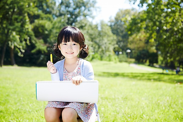 포토 JPG 주간 나무 식물 라이프스타일 공원 여자 행복 여유 어린이 의자 놀이 한명 미소 웃음 사람 앉기 동양인 소녀 잔디 야외 앞모습 아웃포커스 소풍 한국인 그리기 스케치북 즐거움 상쾌 그림 크레파스 여자만 여자한명만 어린이만 소녀한명만 국내포토 자연요소 1 공공시설 감정 뷰포인트 가구 모션 학용품 촬영기법 표정 인종 생활 야외활동 소녀만 파일형식