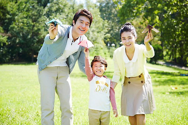 포토 JPG 주간 나무 식물 라이프스타일 공원 여자 남자 행복 아들 여유 어린이 가족 놀이 엄마 서기 미소 웃음 들기 사람 동양인 소년 잔디 성인 야외 앞모습 아웃포커스 세명 30대 부모 장난감 소풍 한국인 자녀 아빠 종이비행기 즐거움 가족사진 상쾌 비행기놀이 국내포토 자연요소 공공시설 감정 뷰포인트 관계 모션 촬영기법 표정 인종 생활 장년 야외활동 종이접기 파일형식 단체사진