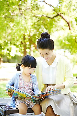 포토 JPG 주간 나무 식물 라이프스타일 응시 공원 여자 딸 행복 여유 어린이 벤치 의자 가족 모녀 엄마 사람 앉기 동양인 소녀 성인 야외 두명 앞모습 아웃포커스 책 30대 부모 독서 소풍 한국인 자녀 상쾌 동화책 여자만 국내포토 자연요소 시선 공공시설 감정 뷰포인트 가구 관계 모션 촬영기법 인종 생활 장년 야외활동 파일형식