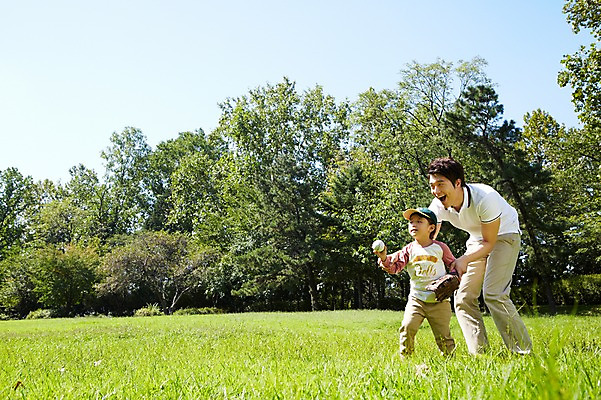 포토 JPG 주간 전신 나무 식물 모자 라이프스타일 공원 남자 행복 아들 여유 어린이 공 가족 놀이 하늘 서기 미소 웃음 들기 사람 동양인 소년 잔디 성인 야외 두명 옆모습 30대 부모 소풍 야구 한국인 글러브 자녀 야구글러브 아빠 즐거움 야구공 상쾌 부자지간 남자만 국내포토 자연요소 잡화 공공시설 감정 스포츠용품 뷰포인트 장갑 관계 모션 표정 인종 생활 장년 야외활동 구기 야구용품 파일형식